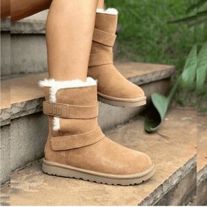 UGG bailey graphic logo strap
(NWOT)